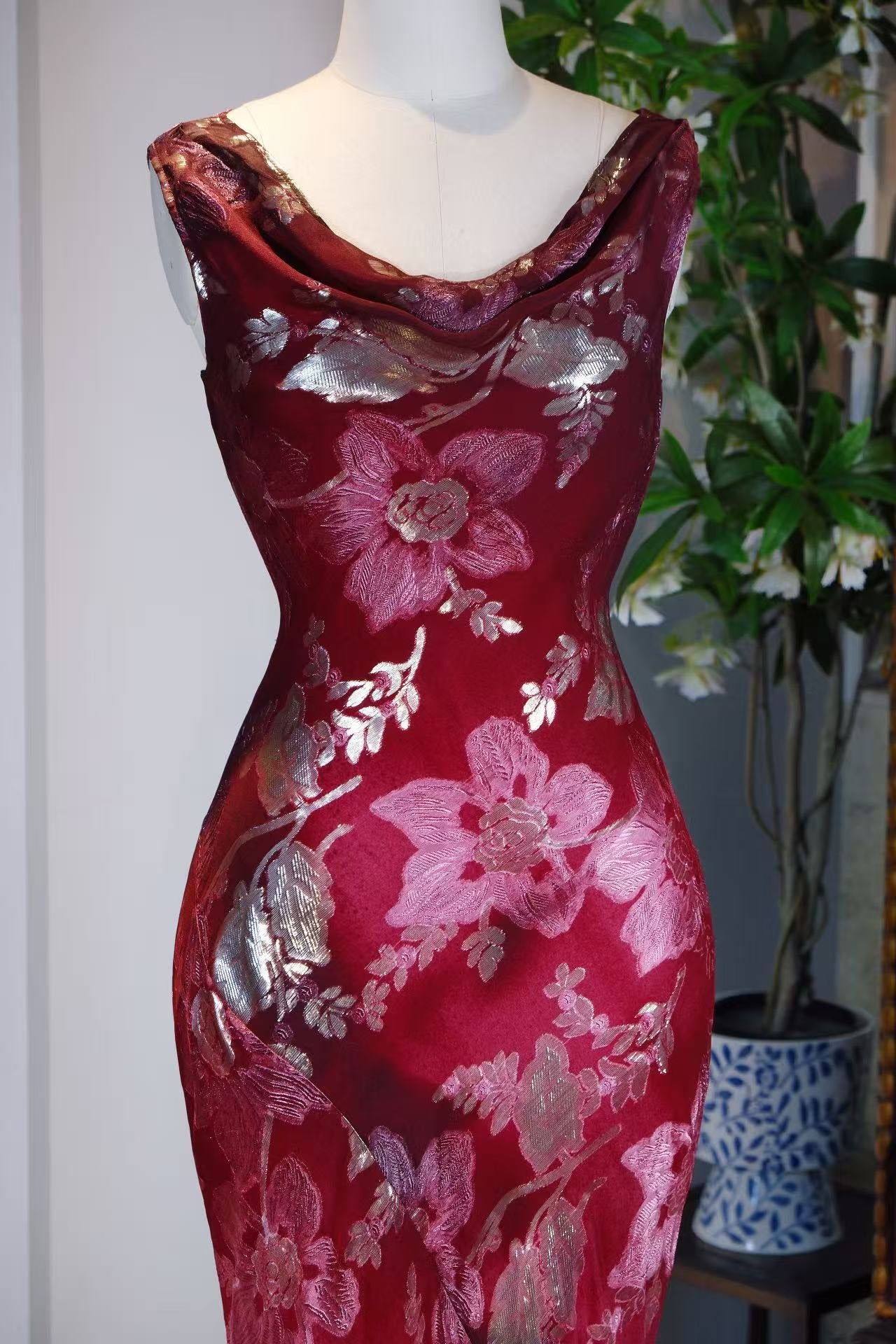 客订结缘 -《浮光》——金丝提花重磅真丝荡领无袖高定鱼尾礼服长裙 | Customized Design - "Liquid Radiance" —— Bespoke Cowl-Neck Evening Gown in Golden-Thread Silk Jacquard