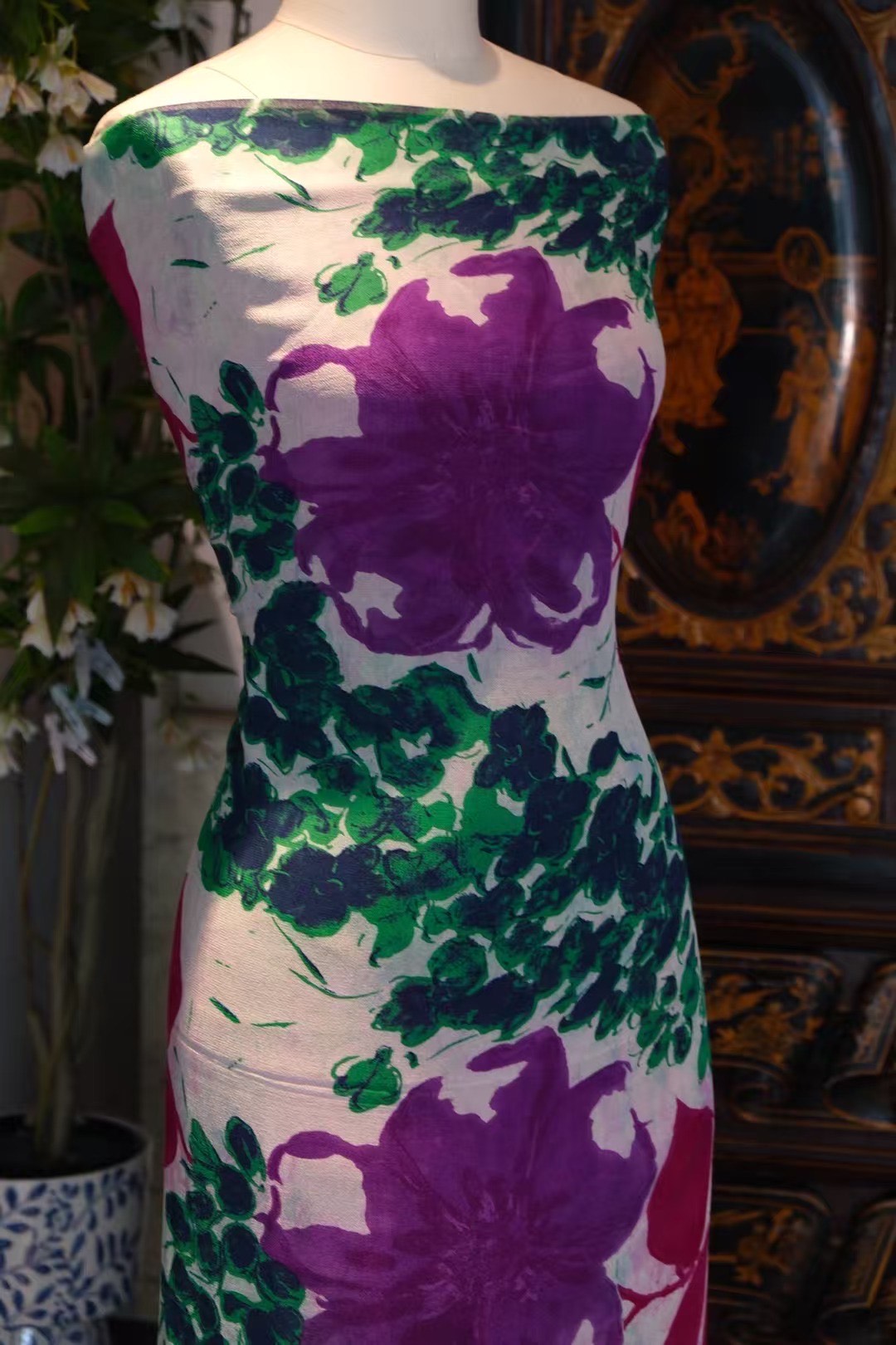 布料名 -【仲夏夜梦】热烈紫红大花卉叠翠藤蔓印花 高定艺术布匹 | Fabric Name -  【Midsummer Dream】Vibrant Magenta Floral & Verdant Vine Print Haute Couture Art Cloth