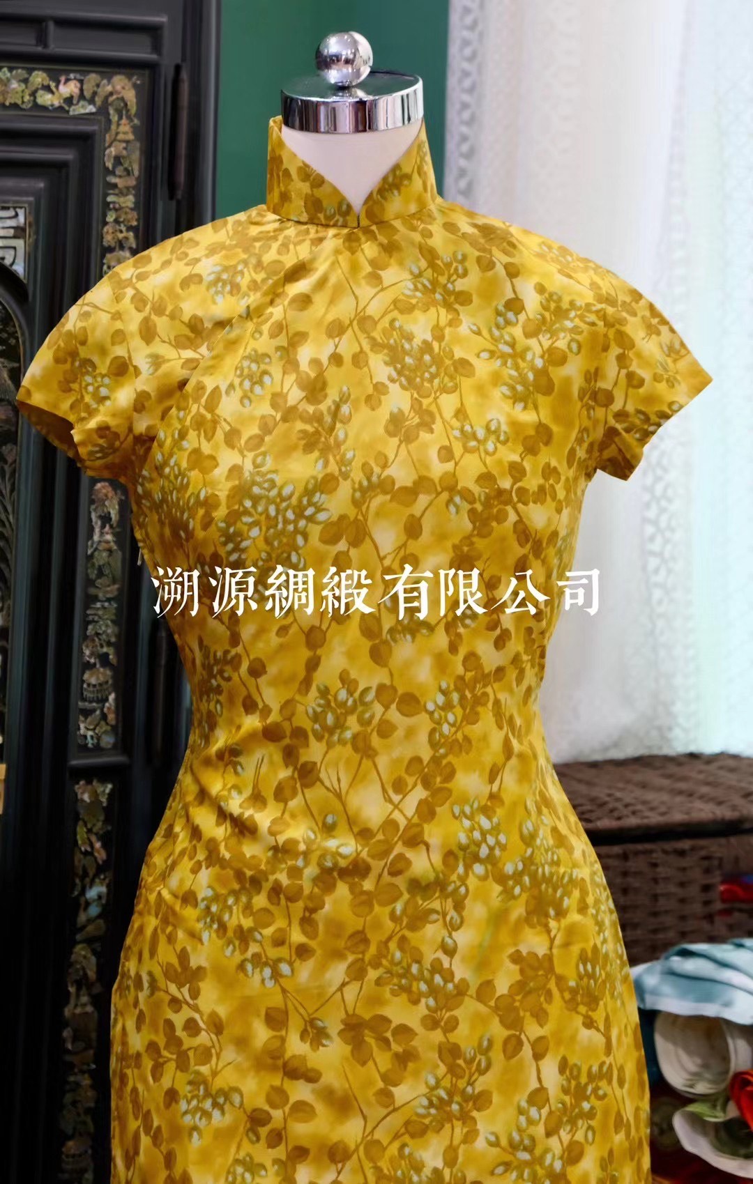 50年代 - 珍稀古董收藏：海派风格芥末黄短袖枝叶印花修身旗袍 | 1950s - Rare Antique Collection: Hong Kong Style Mustard Yellow Short-Sleeve Qipao with Foliage Print