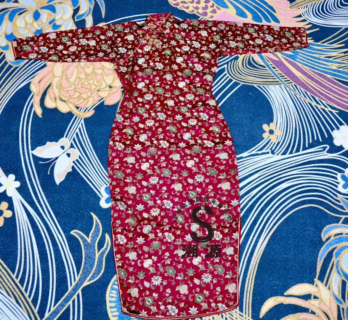 40年代末50年代初- 馆藏级暗红石榴吉祥纹长袖旗袍： 岁月沉香，多子多福 | 1940s -1950s- Museum-Quality Dark Red Pomegranate Auspicious Pattern Long-Sleeved Cheongsam: Scent of Time, Blessings of Fertility