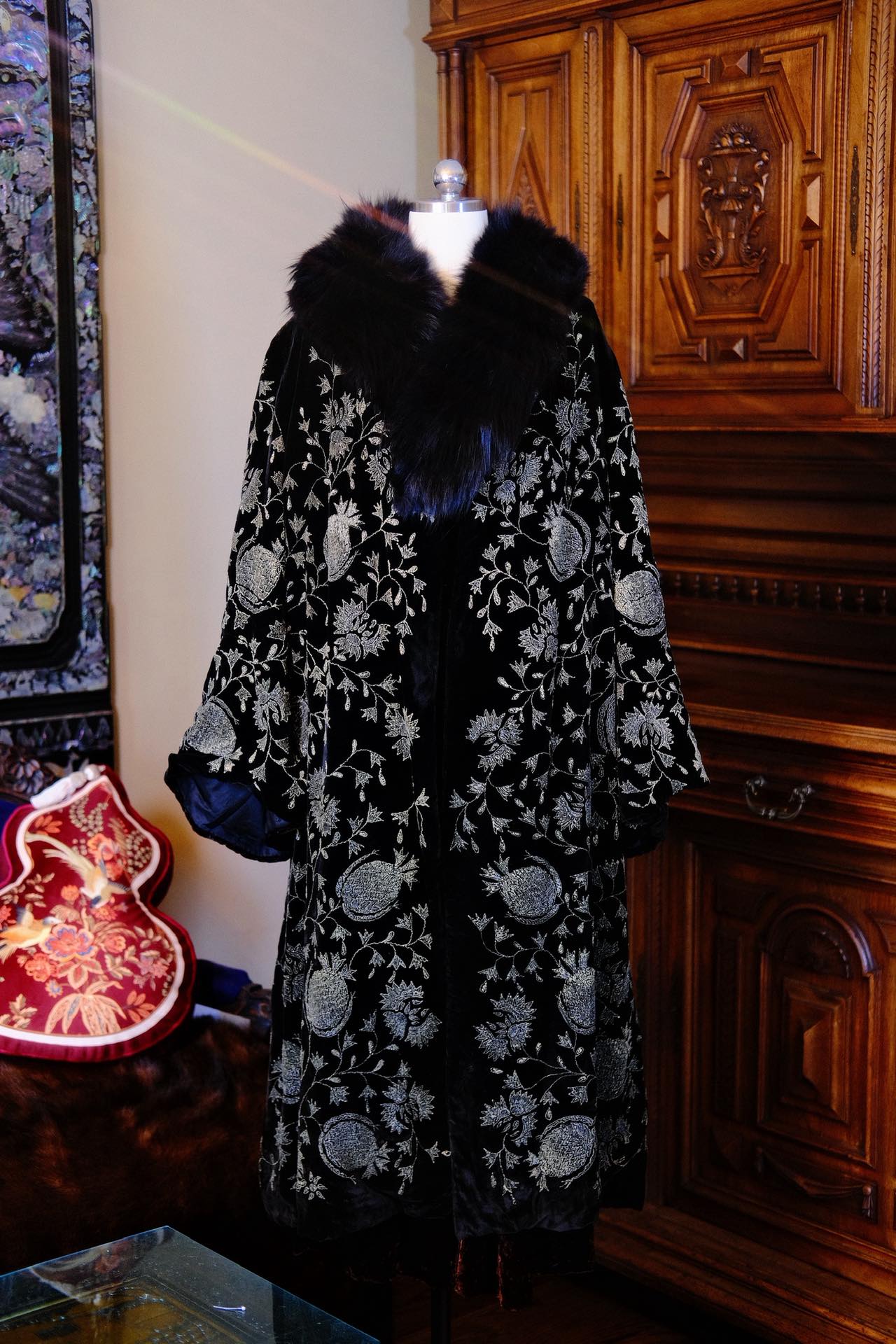 夜幕加冕：民国二十年代天鹅绒烫金大衣的“流金岁月” | Nightfall Coronation: A Study of a 1920s Velvet Gilded Coat and "Gilded Years"
