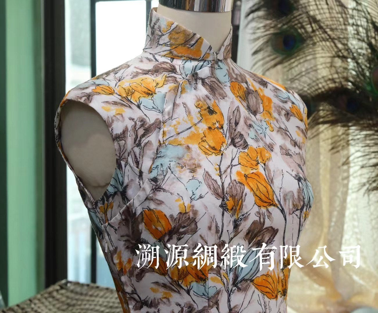 60年代 -【秋橘浮光 • 白底手绘感橘黄花卉印花无袖修身短款古董旗袍】| 1960s - “Tangerine Bloom” - Sleeveless Antique Qipao in White with Hand-Painted Style Yellow-Orange Floral Print.