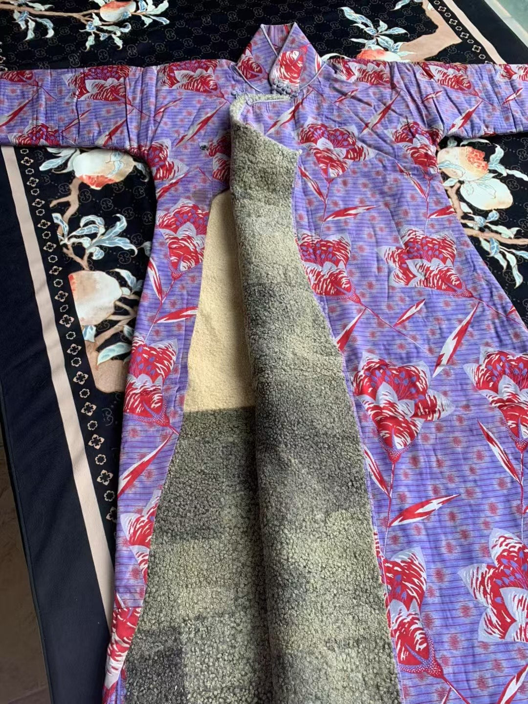 30年代 - 完颜立童记的同款民国三十年代Art Deco羊羔毛衬里古董曳地旗袍 / 1930s - Wanyan Litongji's matching/same style antique floor-length Qipao gown from the 1930s Republic of China era, featuring an Art Deco design and a lambswool lining