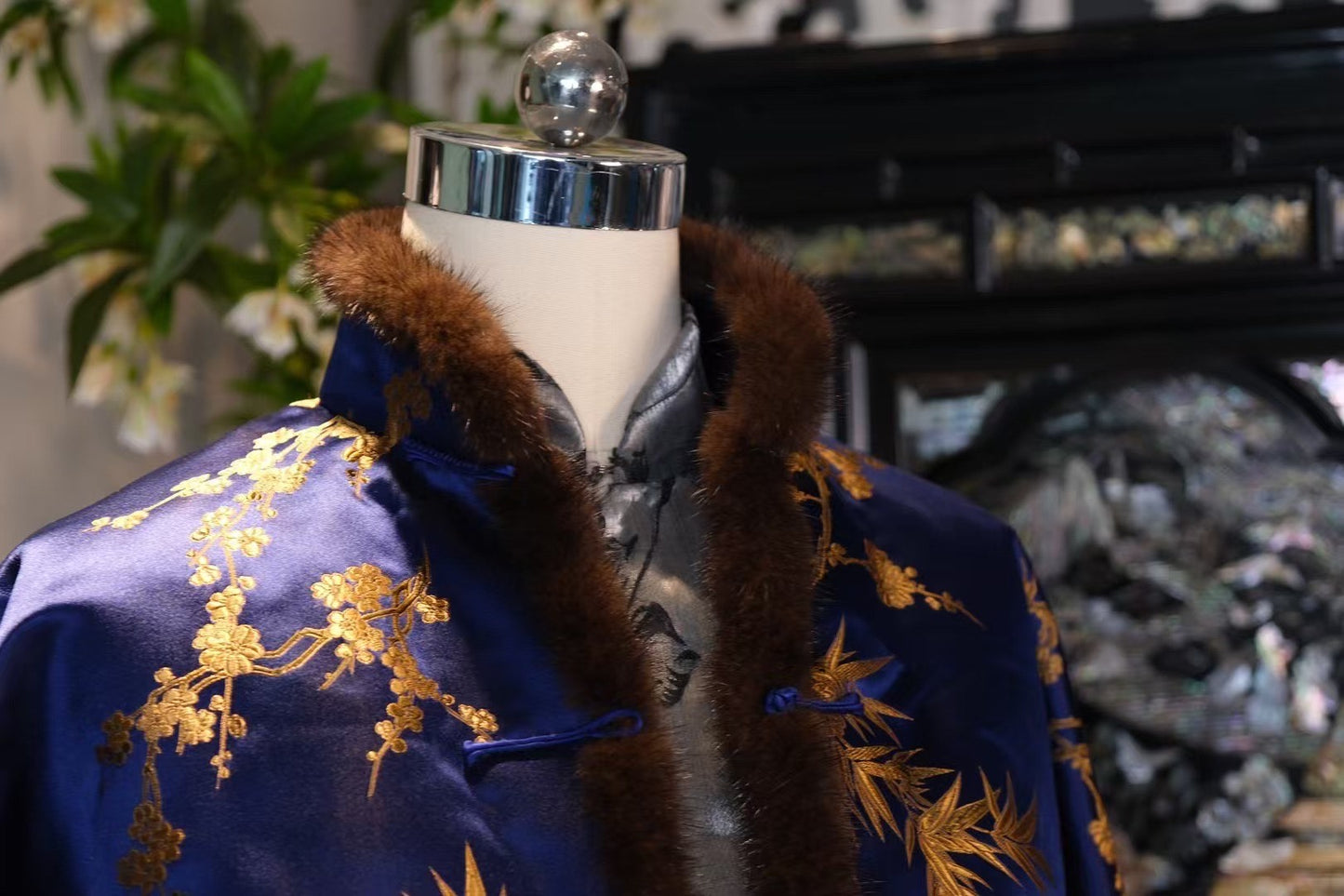 客订结缘 - 【皇家冬狩】夜蓝金绣：貂毛立领真丝短袄——竹梅报春图 | Customized Design - "Royal Winter Hunt" Midnight Blue & Gold Embroidery: Mink-Trimmed Silk Jacket – Bamboo & Plum Blossom Motif