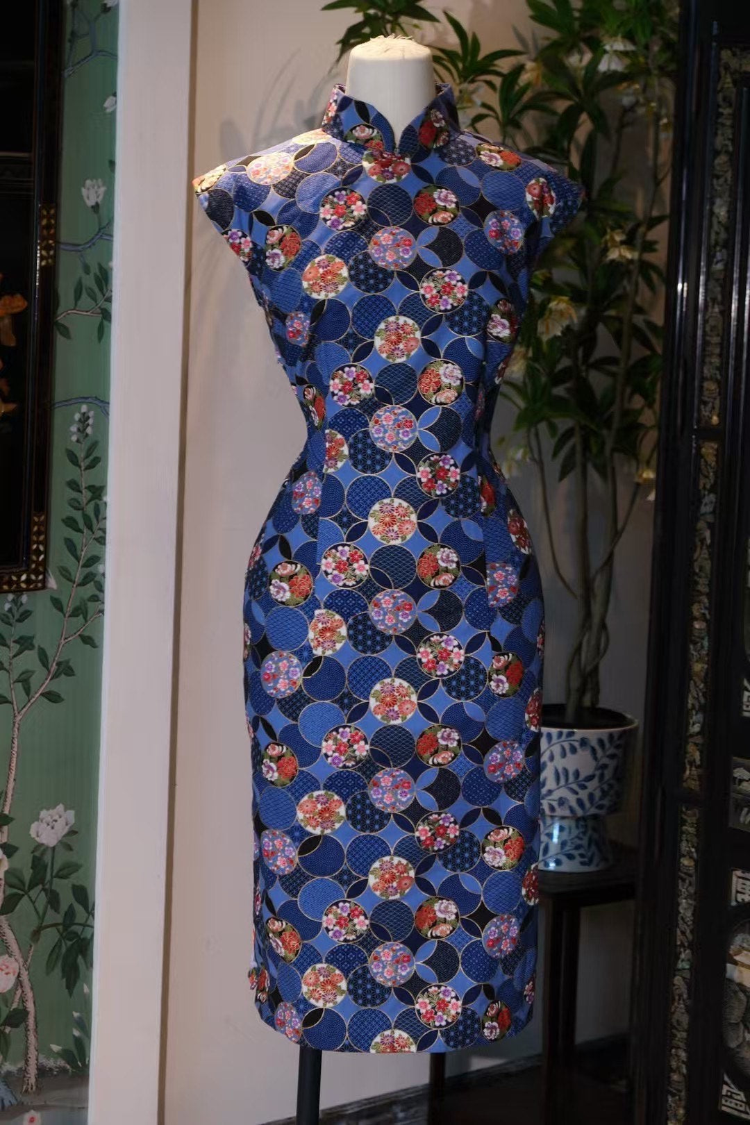 60年代 - 六零年代・和風描金・百花獻瑞・集結傳統紋樣的臺灣古董旗袍 / 1960s - The Sixties Taiwanese Heritage - Gold-Traced Nihonga-Style Qipao with Auspicious Traditional Motifs