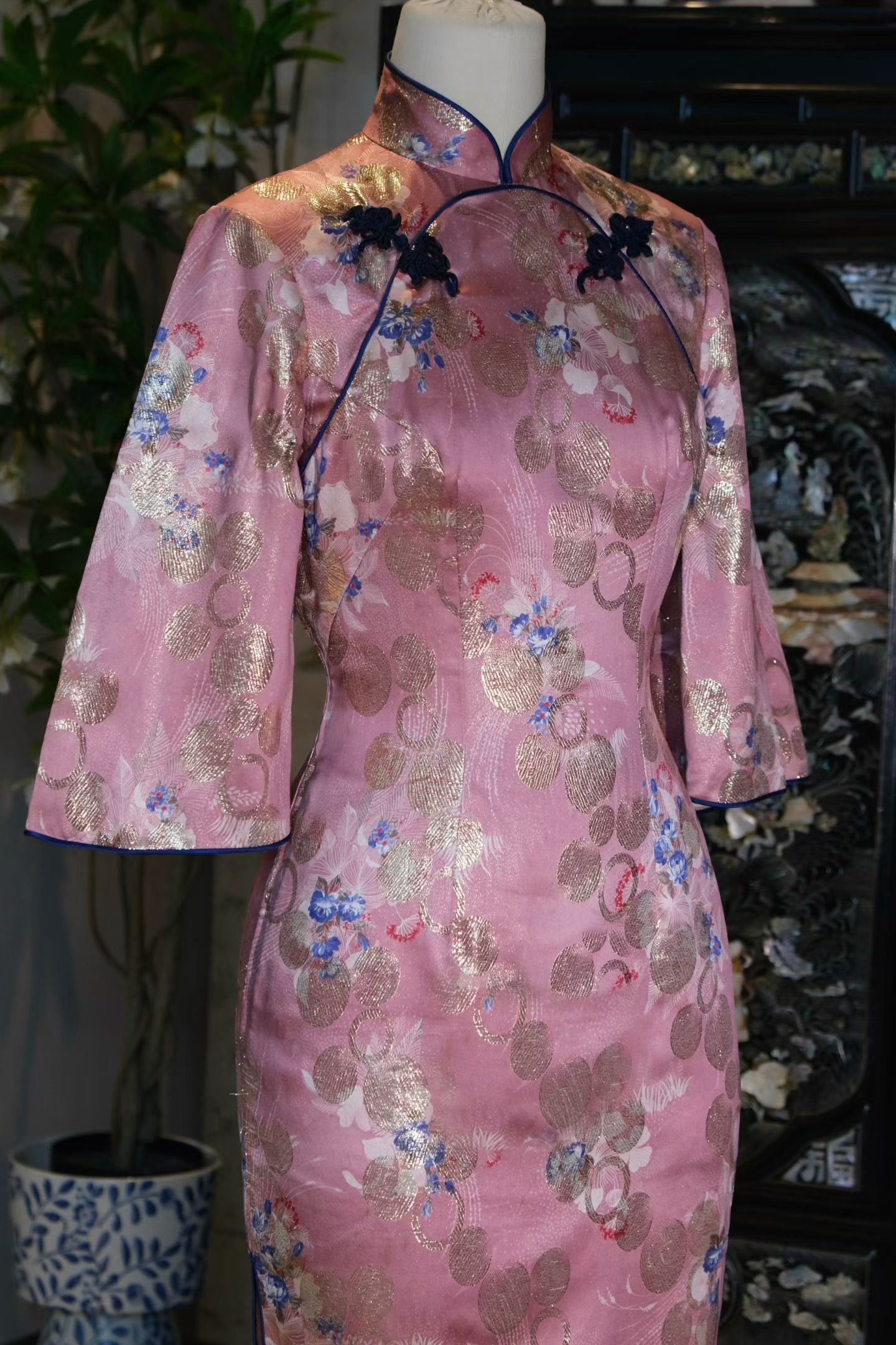 60年代 - 「金流星辰」：上世纪六十年代罕见双圆襟倒大袖嵌丝硬花扣意大利织金波点古董港式旗袍 / 1960s - "Golden Constellation": A Rare 1960s Hong Kong Vintage Qipao with Double Round Lapel, Inverted Wide Sleeves, Hard Floral Buttons, and Italian Lurex Polka Dots