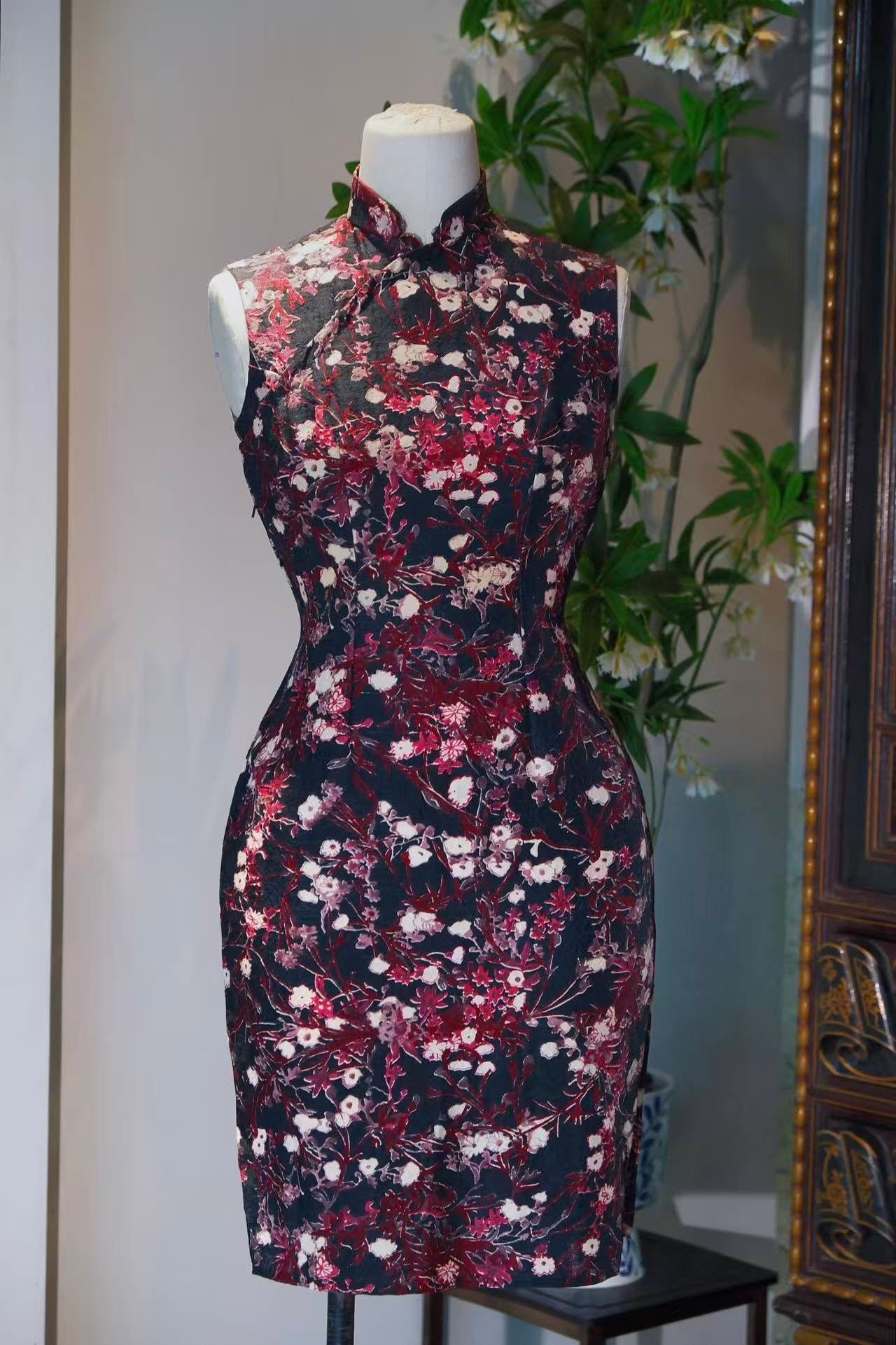 60年代 - 香港产羊毛混纺浮雕提花梅花古董旗袍 | 1960s - An Antique Hong Kong 1960s Wool-Blend Cheongsam Featuring Raised Plum Blossom Jacquard