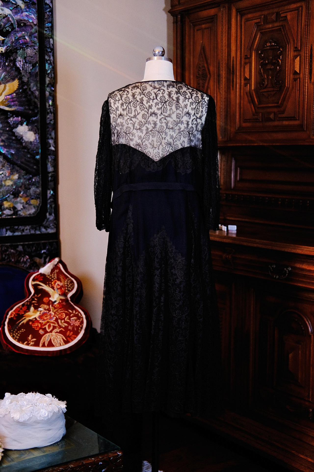 黑金夜曲：民国廿年真丝蕾丝Art Deco长裙与蔷薇私语_HY | Dark Gold Nocturne: A Republic of China Year 20 (1930s) Silk Lace Art Deco Long Dress and Whispering Roses_HY