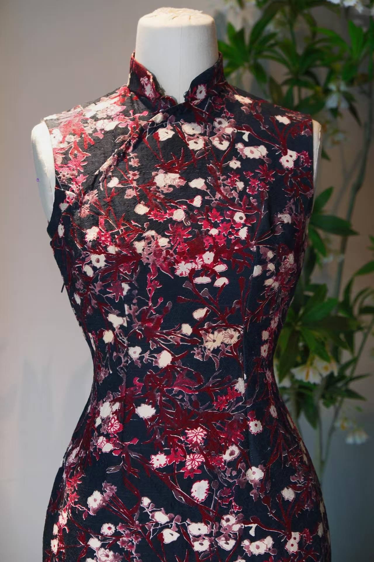 60年代 - 香港产羊毛混纺浮雕提花梅花古董旗袍 | 1960s - An Antique Hong Kong 1960s Wool-Blend Cheongsam Featuring Raised Plum Blossom Jacquard