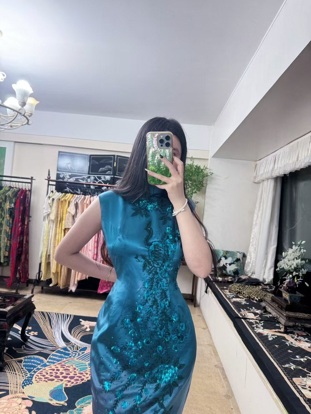 60年代 -【绝代风华·孔雀翎光】无袖手工钉珠古董艺术孤品旗袍 | 1960s - 【Peerless Glamour · Peacock Plume Radiance】Sleeveless Hand-Beaded Antique Art Qipao Masterpiece