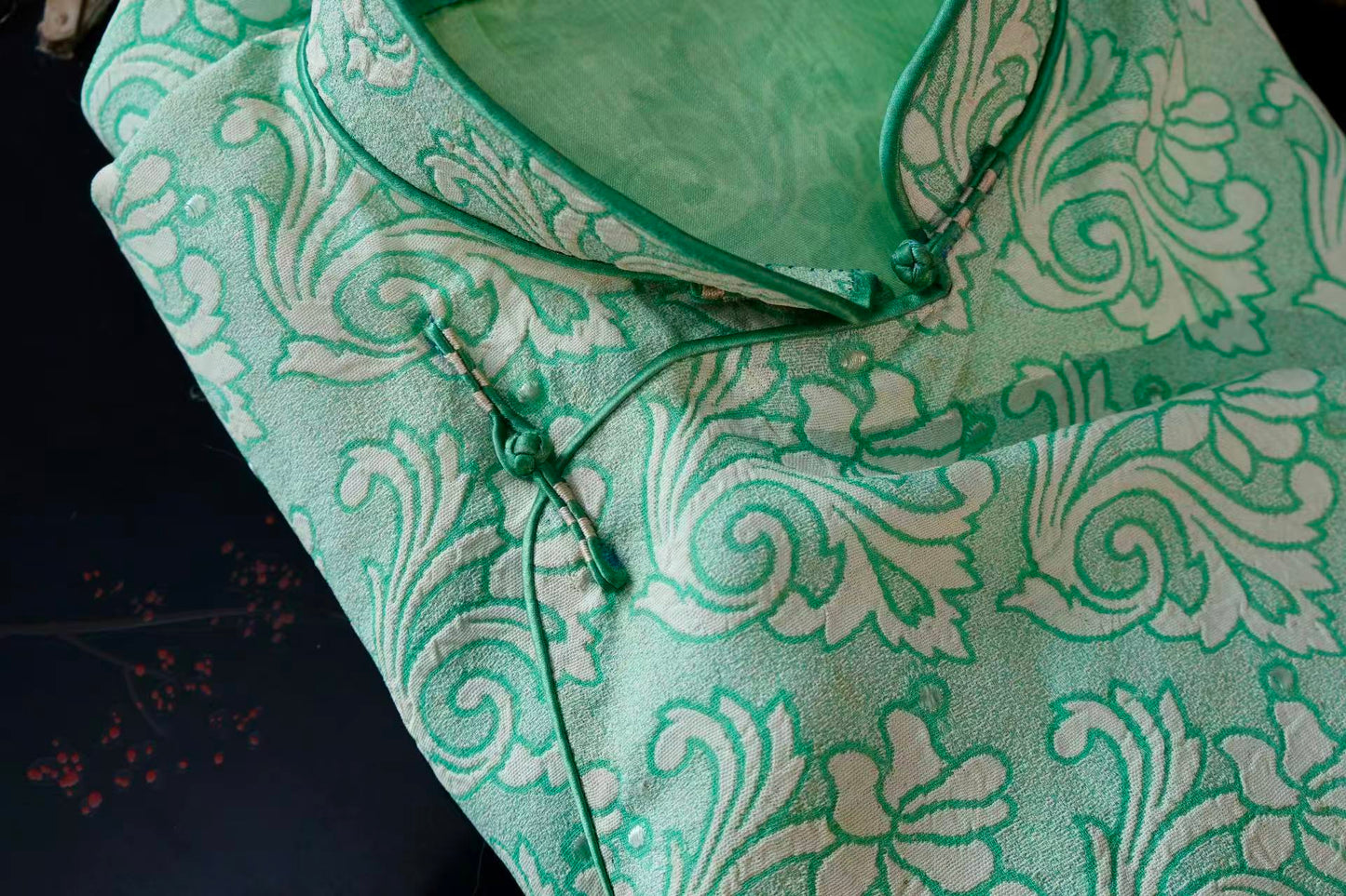 40年代 - 翠漪凝香：一件四十年代真丝提花旗袍的流光絮语 | 1940s - Emerald Ripples and Lingering Fragrance: Whispers of a 1940s Silk Jacquard Qipao