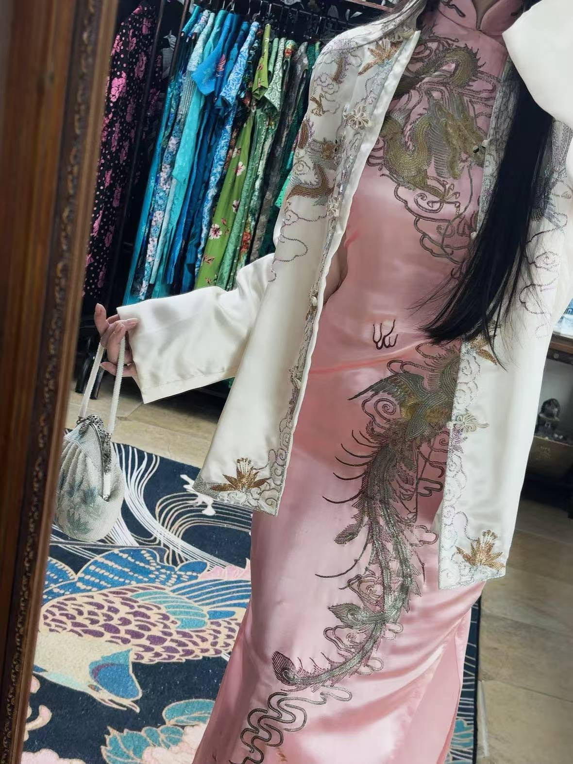 50年代 - 五十年代梅花牌龙凤呈祥旗袍短褂套装：粤绣盘金绣技艺与东方美学的古董遗珍 | 1950s - 1950s "Plum Blossom" Brand Dragon &amp; Phoenix Suit: An Archival Treasure of Yue Embroidery and Oriental Aesthetics