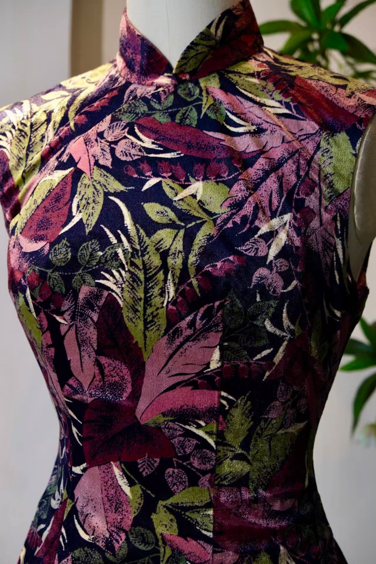 60年代 - 上世纪六十年代南洋风热带植物丝绒印花古董港式旗袍 | 1960s - An Antique Hong Kong-style Cheongsam from the 1960s, Featuring a Southeast Asian-inspired Tropical Plant Velvet Print