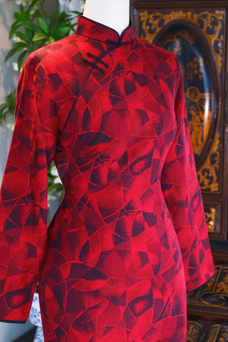 60年代 - 香江旧梦·红黑鎏金ArtDeco几何纹古董旗袍 | 1960s - Lingering Hong Kong Dream: Vintage Cheongsam with Red-Black Gilded Art Deco Geometric Pattern