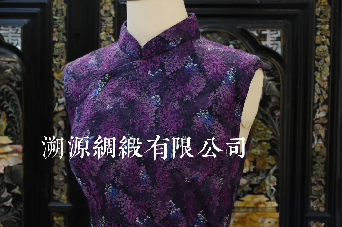 60年代 - 摩登珍藏：深紫色紫藤花开无袖修身港式旗袍 | 1960s - Mod Collection: Deep Purple Wisteria Floral Print Sleeveless Hong Kong Qipao