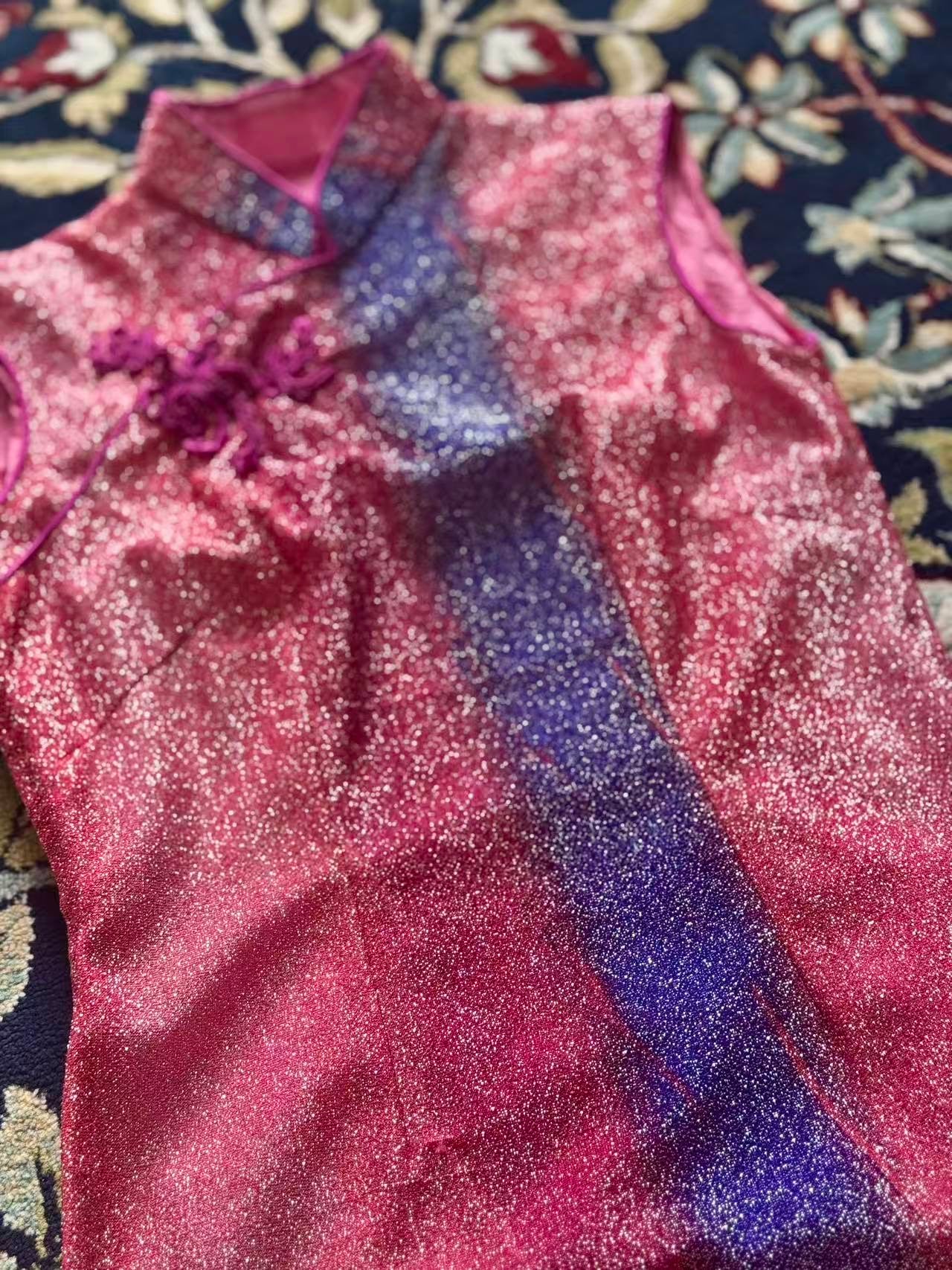 60年代 - 六十年代香港织银渐变嵌丝硬花扣古董旗袍：流光碎影里的东方美学史诗 | 1960s - 1960s Hong Kong Silver-Woven Gradient Qipao with Inlaid Hard-Floral Frogs: An Oriental Epic of Shimmering Light