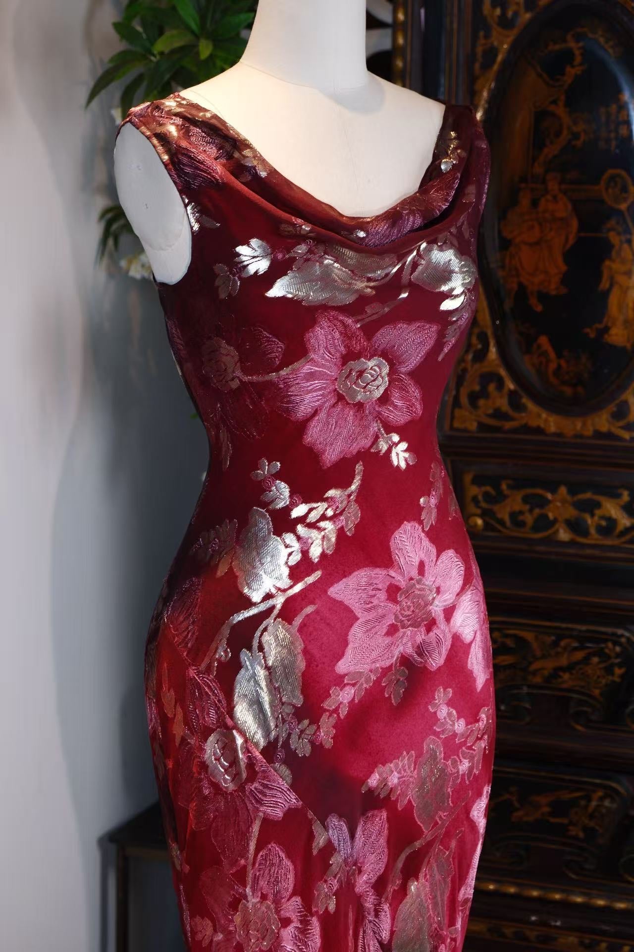 客订结缘 -《浮光》——金丝提花重磅真丝荡领无袖高定鱼尾礼服长裙 | Customized Design - "Liquid Radiance" —— Bespoke Cowl-Neck Evening Gown in Golden-Thread Silk Jacquard