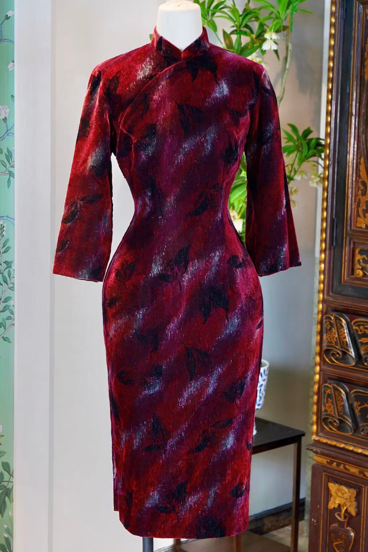 60年代 - 香港手绘丝绒古董旗袍 | 1960s - A Vintage 1960s Hong Kong Hand-Painted Velvet Cheongsam