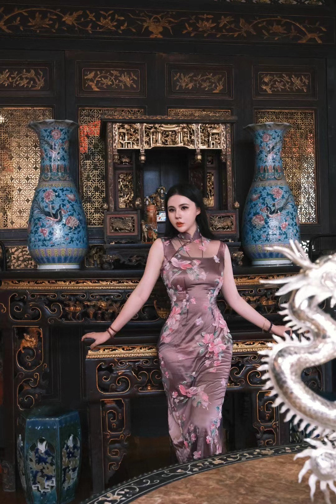 客定结缘 - Ruffo Coli 高定手工彩绘双层欧根纱无袖旗袍：《紫鸢花之恋》| Customized Design - Ruffo Coli Hand-Painted Haute Couture Double-Layer Organza Qipao: “Violet Iris Romance”