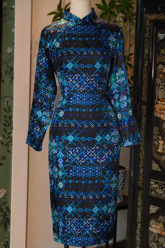 60年代 - 「赛博浮光」：一九六零年代像素美学欧普几何古董港式旗袍 / 1960s - "Cyber Luminance": A 1960s Hong Kong Vintage Qipao with Pixel Art Aesthetics and Op Art Geometric Motifs