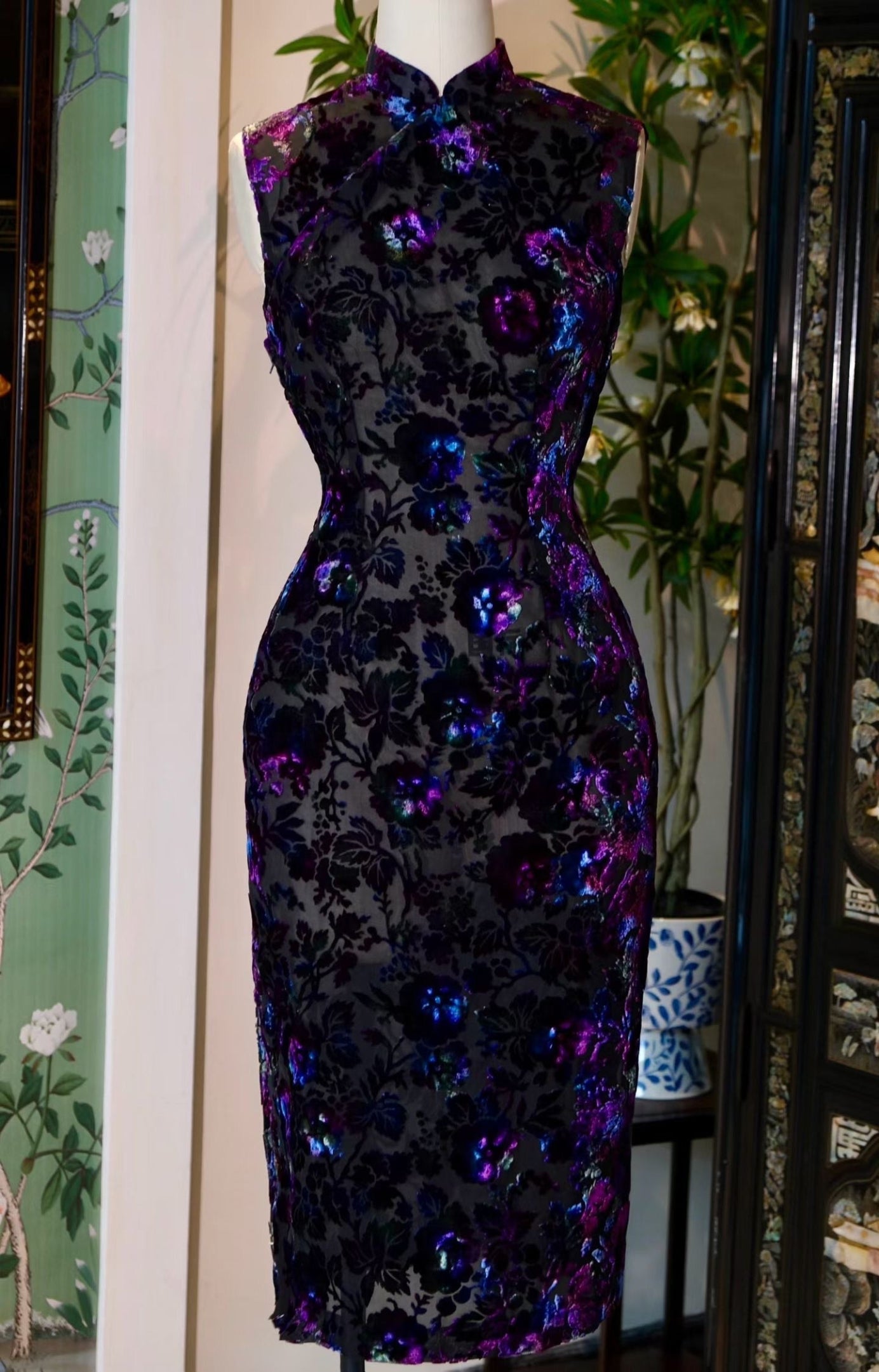 60年代 - 「烧花幻影」：一九六零年代手绘晕染烧花丝绒抽象花卉古董港式旗袍 / 1960s - "Devoré Phantoms": A 1960s Hong Kong Vintage Qipao with Hand-Painted Devoré Velvet and Abstract Floral Motifs