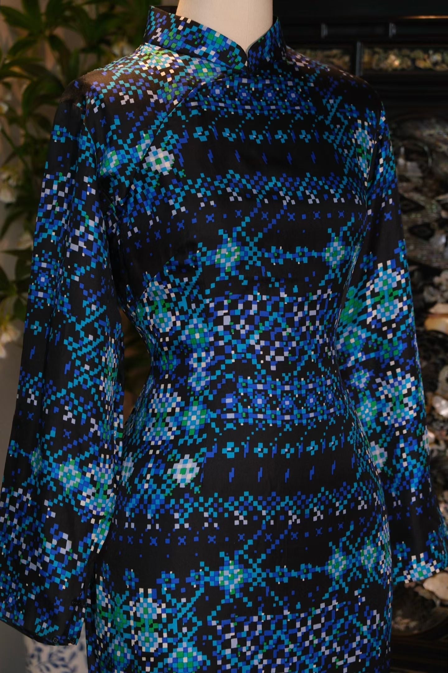 60年代 - 「赛博浮光」：一九六零年代像素美学欧普几何古董港式旗袍 / 1960s - "Cyber Luminance": A 1960s Hong Kong Vintage Qipao with Pixel Art Aesthetics and Op Art Geometric Motifs