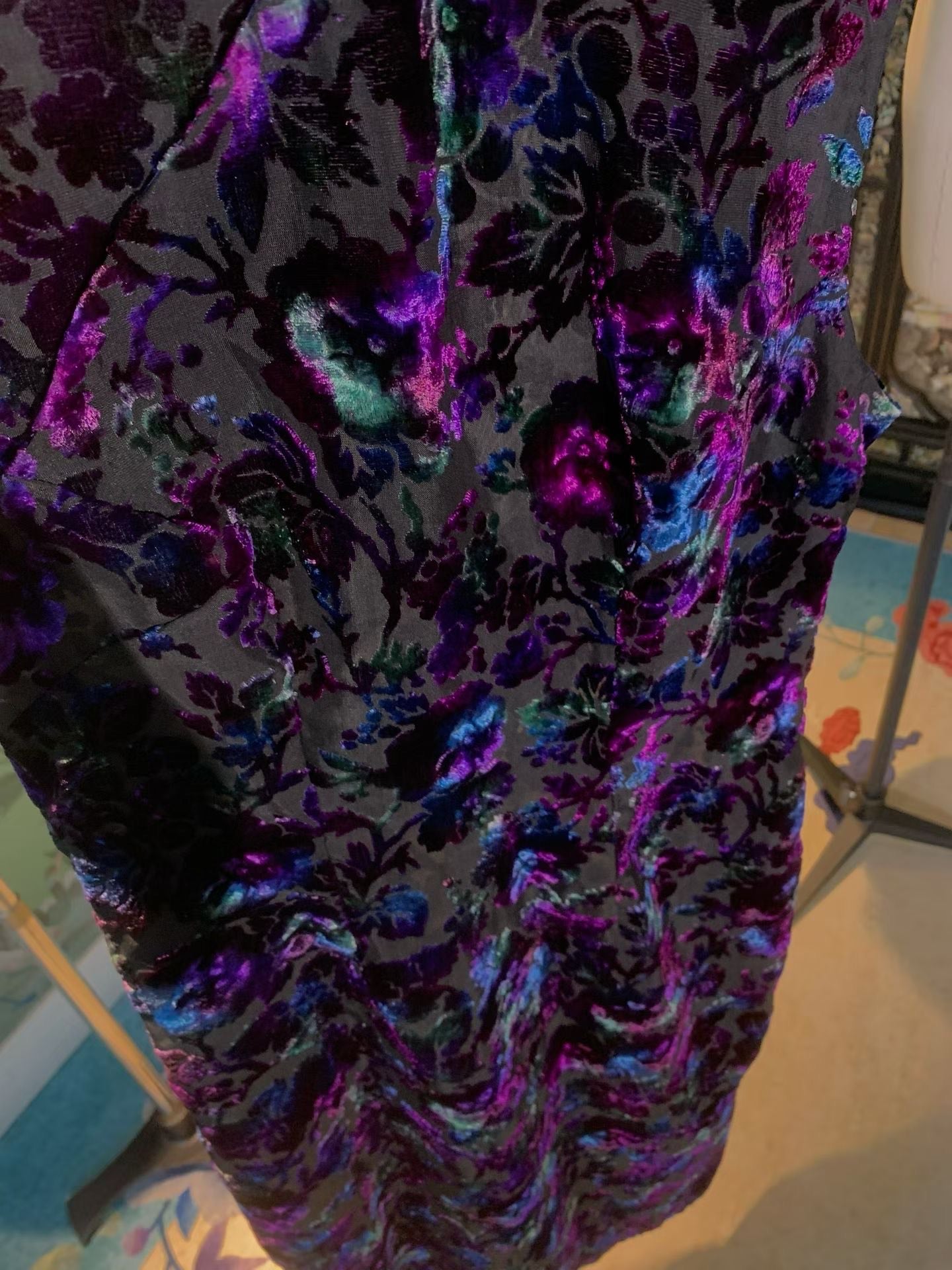 60年代 - 「烧花幻影」：一九六零年代手绘晕染烧花丝绒抽象花卉古董港式旗袍 / 1960s - "Devoré Phantoms": A 1960s Hong Kong Vintage Qipao with Hand-Painted Devoré Velvet and Abstract Floral Motifs