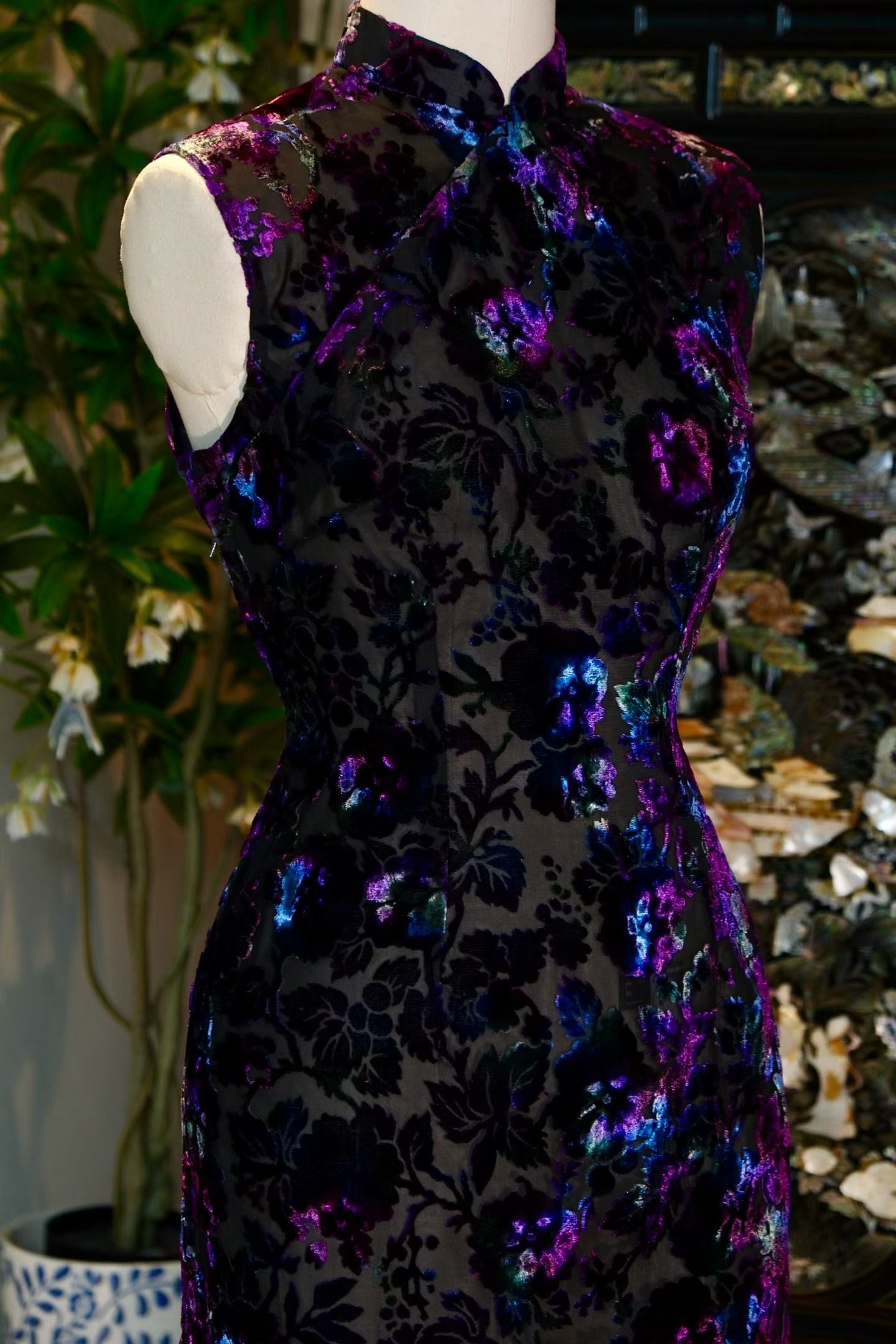 60年代 - 「烧花幻影」：一九六零年代手绘晕染烧花丝绒抽象花卉古董港式旗袍 / 1960s - "Devoré Phantoms": A 1960s Hong Kong Vintage Qipao with Hand-Painted Devoré Velvet and Abstract Floral Motifs