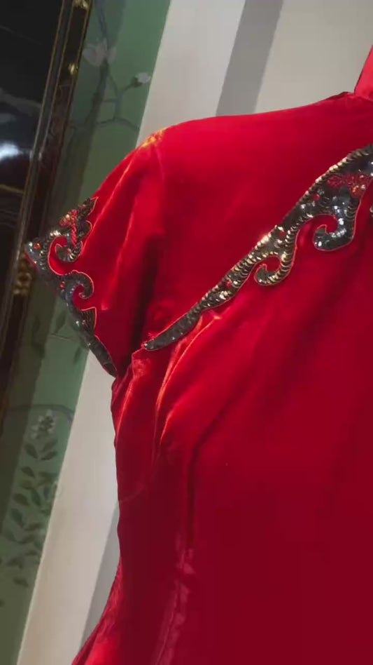 50年代 - 五十年代香港天鹅绒线香钉珠如意云头旗袍 | 1950s - A Pinnacle of 1950s Hong Kong Craftsmanship: The Velvet Beaded "Ruyi Cloud" Qipao