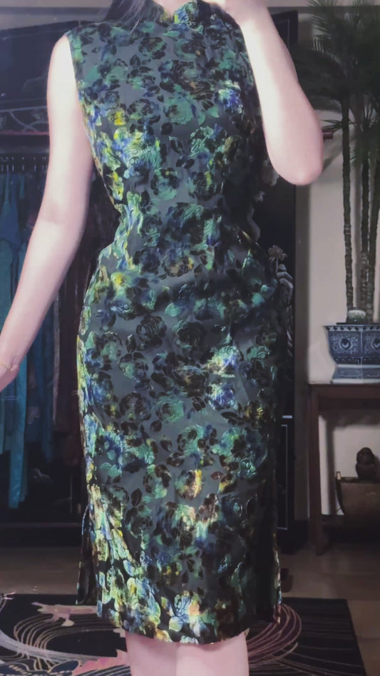 60年代 -【绿宝流光】翡翠梦境：无袖烧花丝绒旗袍——蓝绿渐变宝石花纹 | 1960s - "Jade Glow" Emerald Dream: Sleeveless Devoré Velvet Cheongsam – Blue-Green Ombré Jewel Floral Motif