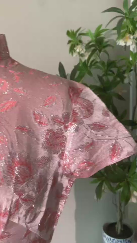 50年代 - 玫瑰金织银提花旗袍：1950年代香港的海派遗韵 | 1950s - Rose Gold Silver-Woven Jacquard Qipao: The 1950s Hong Kong Legacy of Shanghai Style