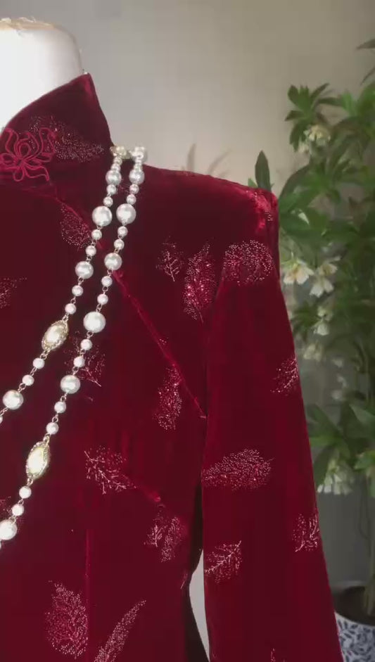 60年代 - 岁月织锦：六十年代台湾产手绘双襟花扣金丝绒旗袍 | 1960s - Brocade of Time: A 1960s Taiwan-Made Hand-Painted Velvet Double-Closure Qipao