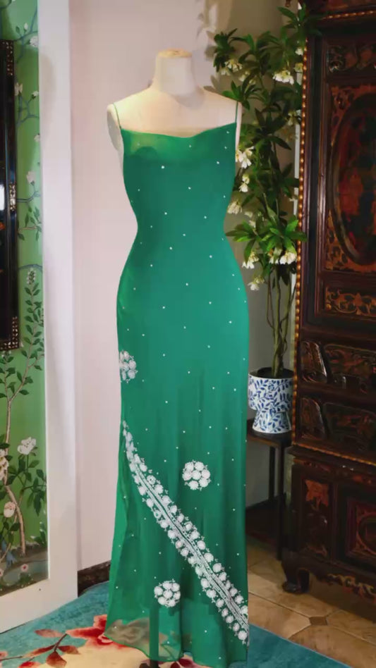 翡翠梦境：一件绿色华裙，唤醒黄金时代的优雅密语 | The Emerald Dream: An Archival Manifesto of Golden Age Elegance — A Design Critique of a 1930s-Inspired Custom Silk Bias-Cut Gown