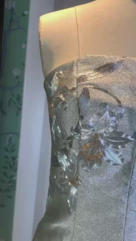 客订结缘 -《月咏百合》—— 银梭丝绸刺绣抹胸定制礼服（手工金银线勾勒版）| Customized Design - "Lunar Lily" — Bespoke Silver Brocade Strapless Column Gown with Hand-Embroidered Metallic Flora