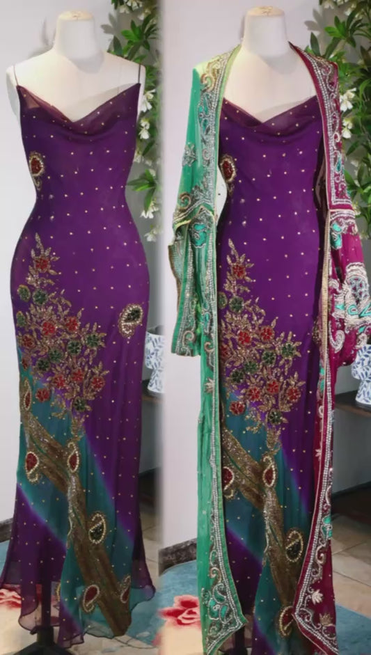 【紫藤与孔雀：被时光淬炼的复古神话】| Wisteria and Flowing Gold: A Mythos Refined by Time — An Archival Analysis of a 1930s-Inspired Custom Silk Bias-Cut Ensemble