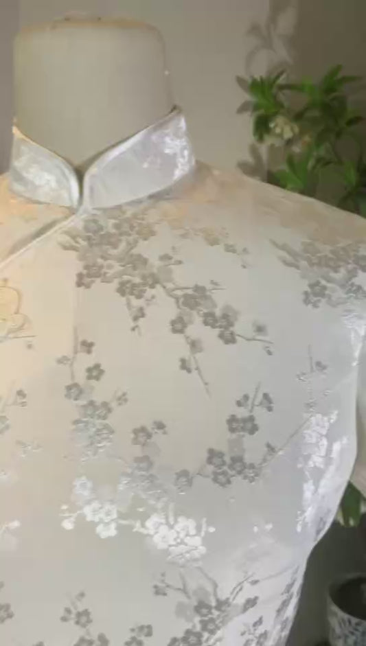 60年代 - 素白梅影：一件六十年代台湾提花绸旗袍的时光叙事 | 1960s - Plum Shadows on Pristine White: A Fashion Narrative of a 1960s Taiwanese Jacquard Silk Qipao