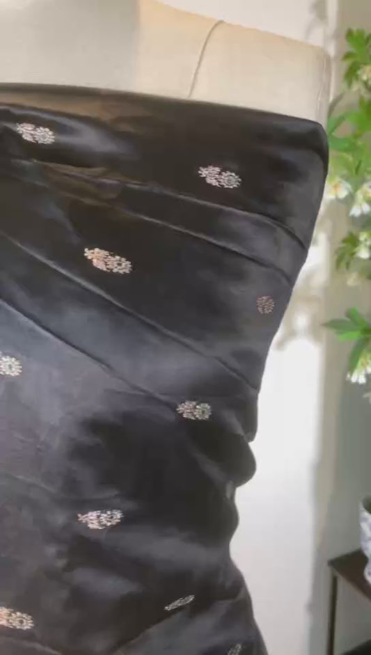 布料名 -《玄夜金辉：墨色丝缎上的佩斯利圣殿与繁星褶皱》| Fabric Name - Mystic Night and Golden Radiance: Paisley Sanctuaries and Stellar Pleats on Ebony Silk Satin