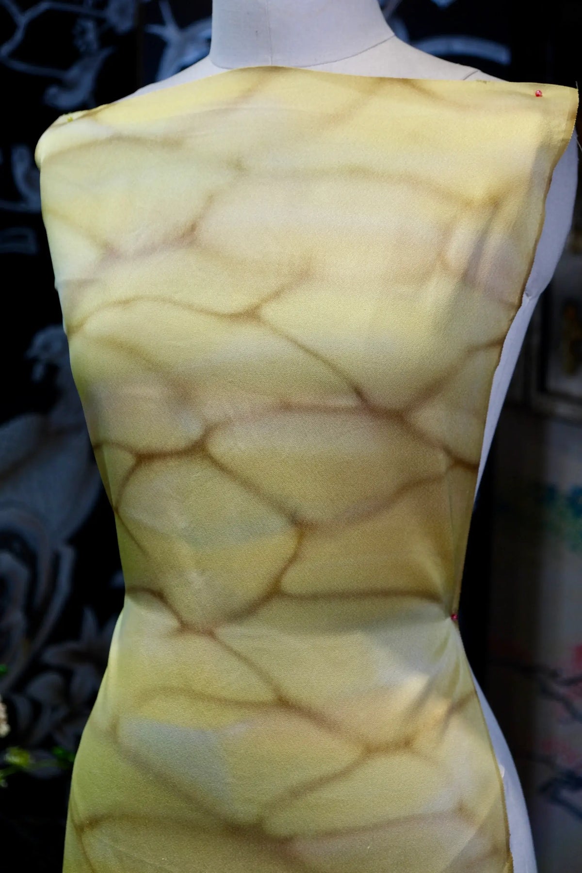 金辉龟甲 · 暖黄网格真丝面料 | Golden Lattice - Turtle Shell Print Silk Fabric