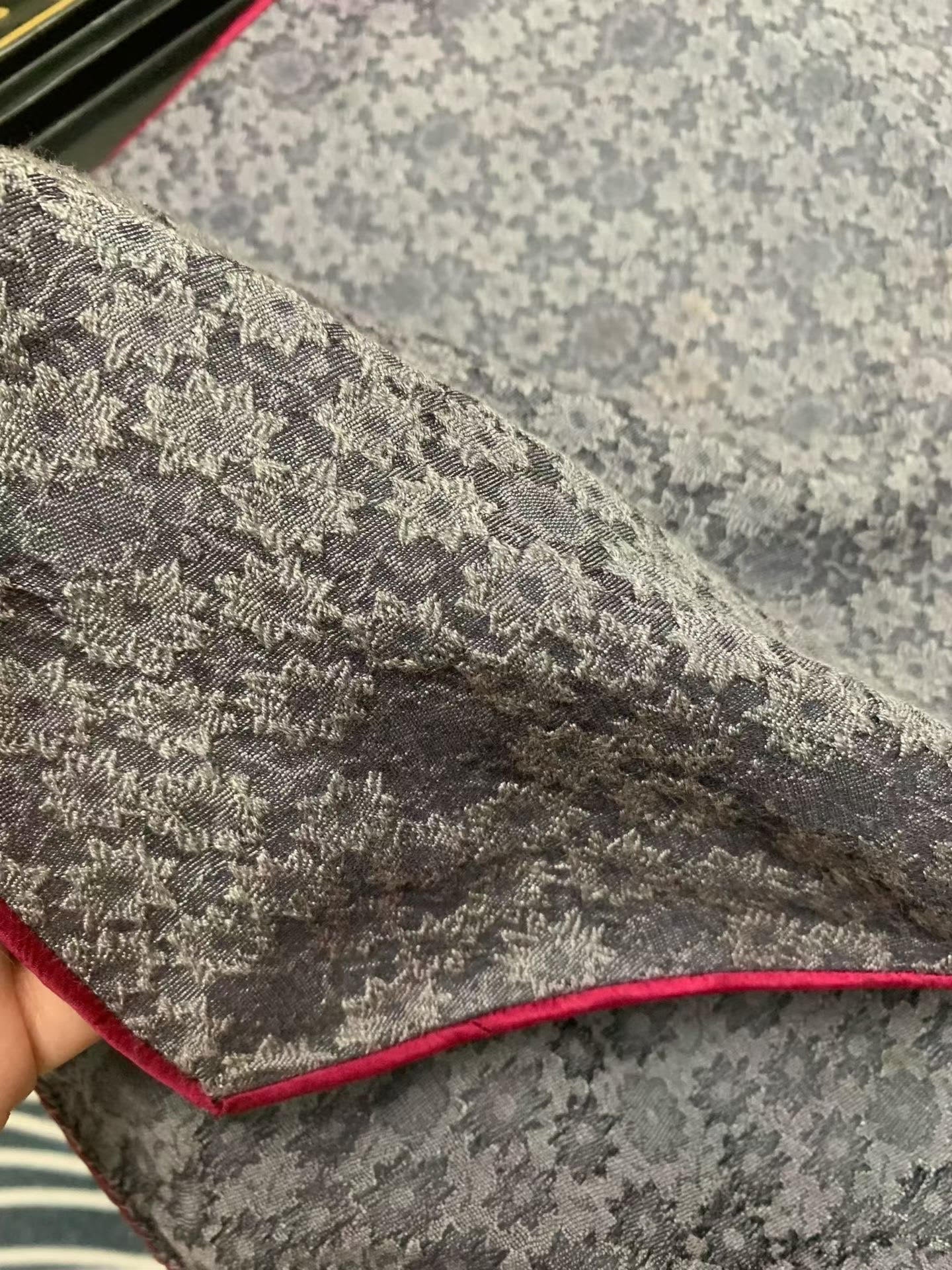 50年代 - 「冰裂瓷韵」：上世纪五十年代提花丝绸线香绲花瓶底古董大陆旗袍 / 1950s - "Porcelain Crackle": A 1950s Mainland China Vintage Qipao with Jacquard Silk, Incense-Thread Piping, and Vase Silhouette