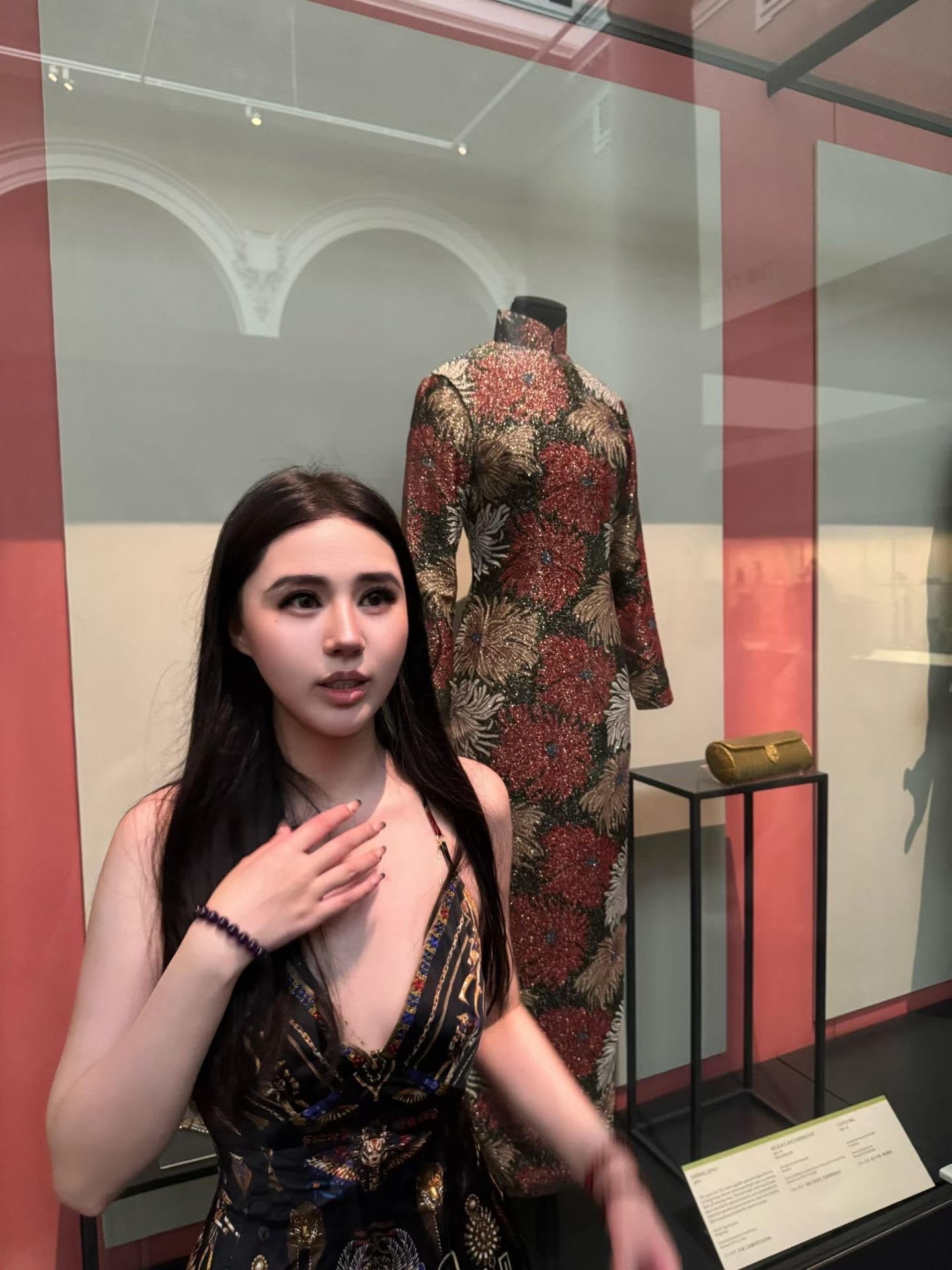 60年代 - 「绯红星河」：六十年代织银繁花无袖古董旗袍（V&A博物馆同款）/ 1960s -  "Crimson Stardust": A 1960s Vintage Hong Kong Sleeveless Qipao with Lurex-Woven Blooms (V&A Museum Style)